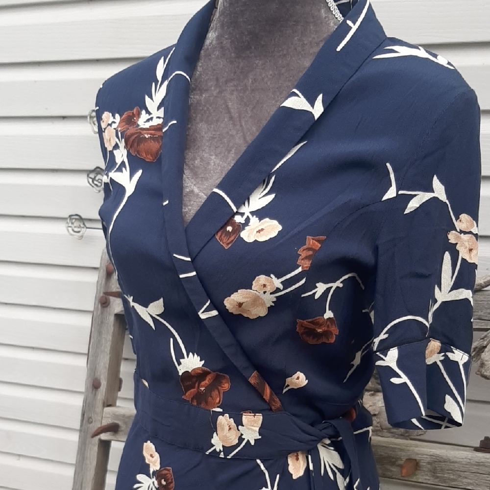 GANNI💐NWOT💐PRETTY FLORAL Navy Wrap Midi Dress TIE WAIST Flattering Fit Sz 36 - Picture 5 of 11